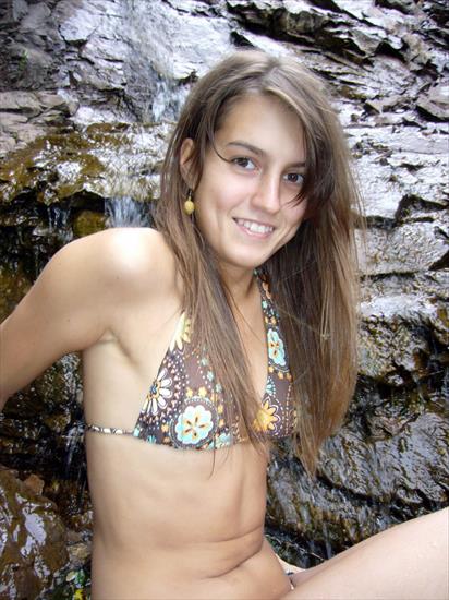 FOTKI Z DZIEWCZYNAMI W BIKINI - Young_woman_in_bikini.jpeg