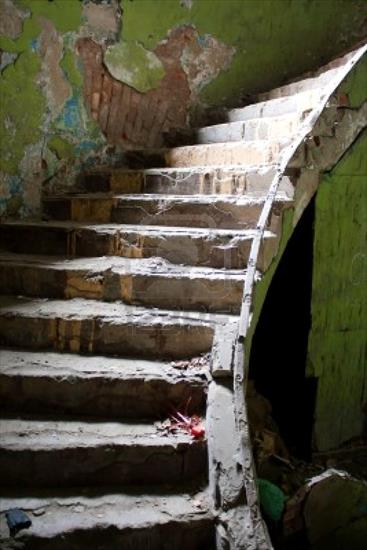 Architektura,Schody, Staircase - 9233583-old-broken-staircase-in-the-abandoned-house.jpg